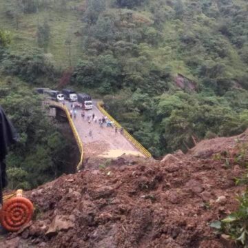 BLOQUEADA LA VÍA POPAYÁN – COCONUCO – PURACÉ