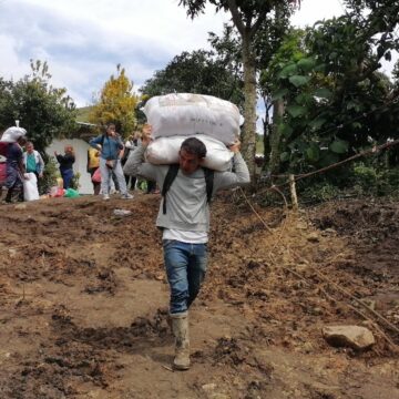 ATRAVESARON LA CORDILLERA PARA TRAER AYUDA HUMANITARIA A ROSAS, CAUCA