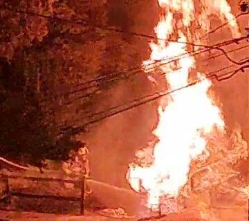 GRANDES LLAMARADAS EN PLENA VÍA PÚBLICA POR RUPTURA DE TUBERÍAS DE GAS