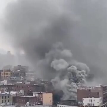 INCENDIO EN UN ALMACÉN DE MADERA EN BROOKLIM-NEW YORK