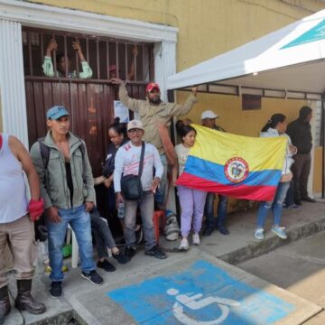 MANIFESTANTES BLOQUEAN EL INGRESO A LA ALCALDÍA DE MIRANDA, CAUCA