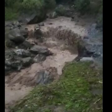 SE DESBORDA UNA QUEBRADA EN LA VEGA, CAUCA; HAY 800 AFECTADOS