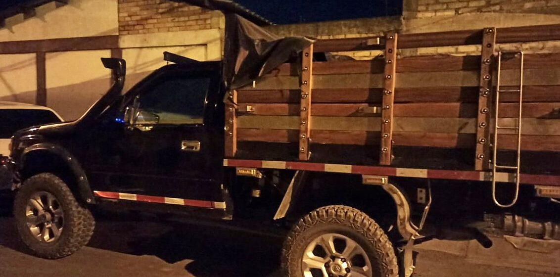 Sorprendidos cuando hurtaba una camioneta en la modalidad de ‘halado’