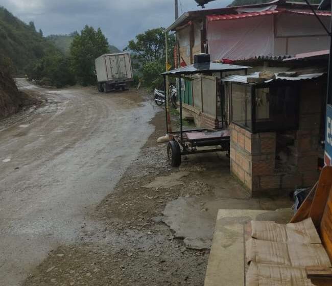 Patico, Popayán: cuatro familias viven en el polvo o el lodo por obra vial a medio terminar