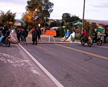 Se mantiene el bloqueo a la vía Panamericana por protesta de indígenas de Caldono