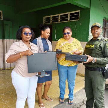 ¡Qué Dios los bendiga! Policías y empresa privada dona computadores a estudiantes de Puerto Tejada