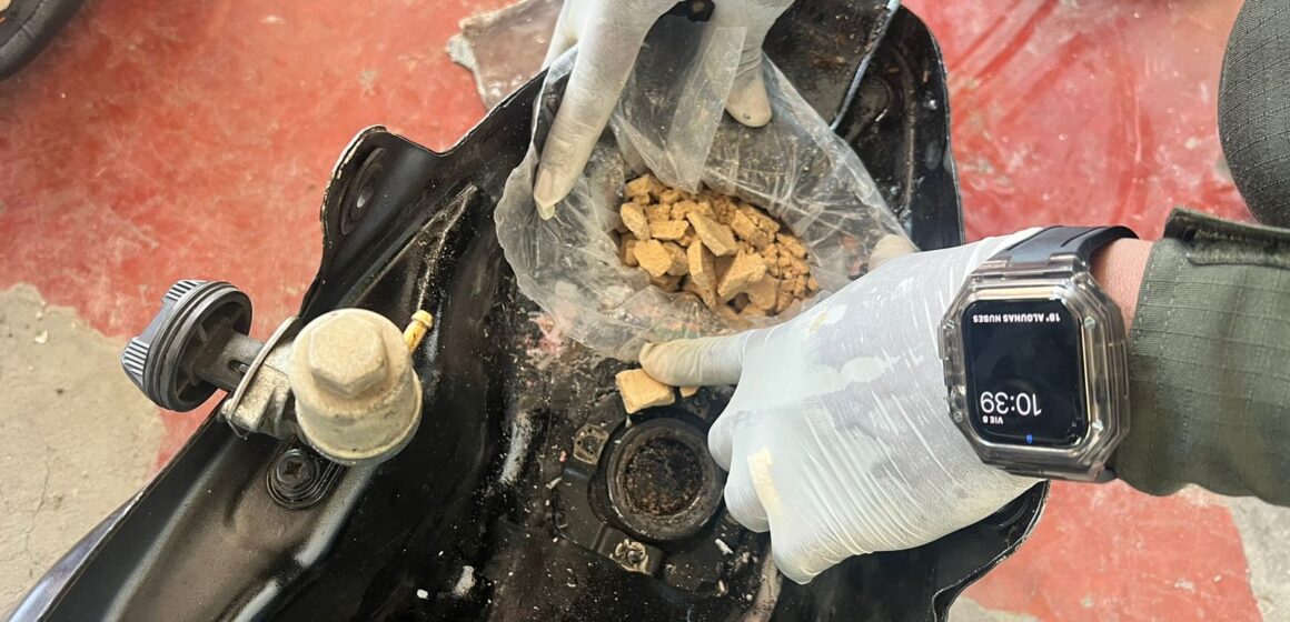 Encuentran 1.400 gramos de base de coca en el tanque de gasolina de una moto