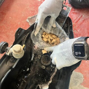 Encuentran 1.400 gramos de base de coca en el tanque de gasolina de una moto