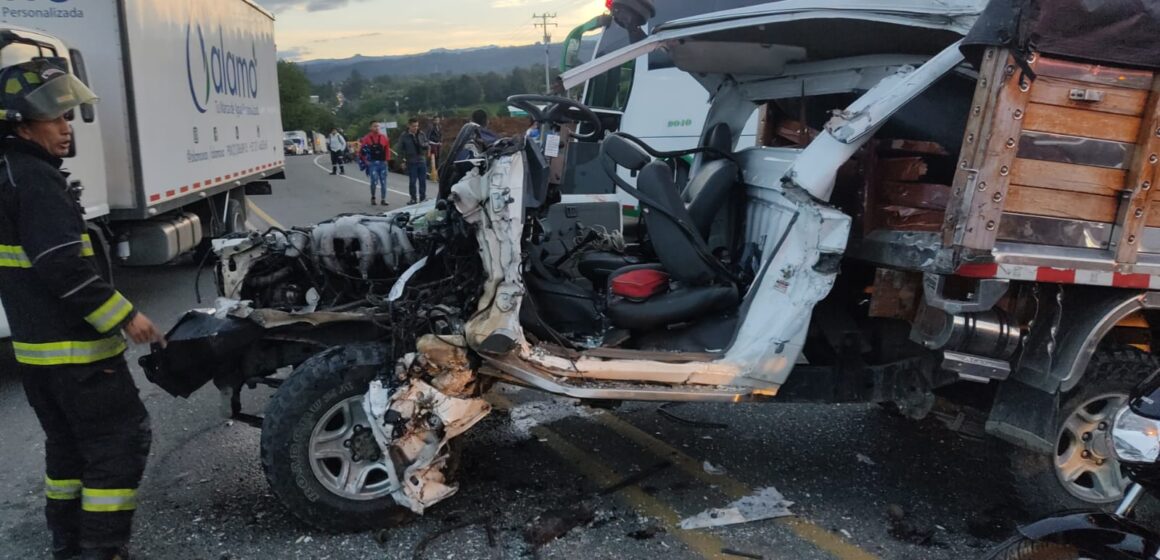 Choque entre un camión y camioneta en la Panamericana: cuatro heridos