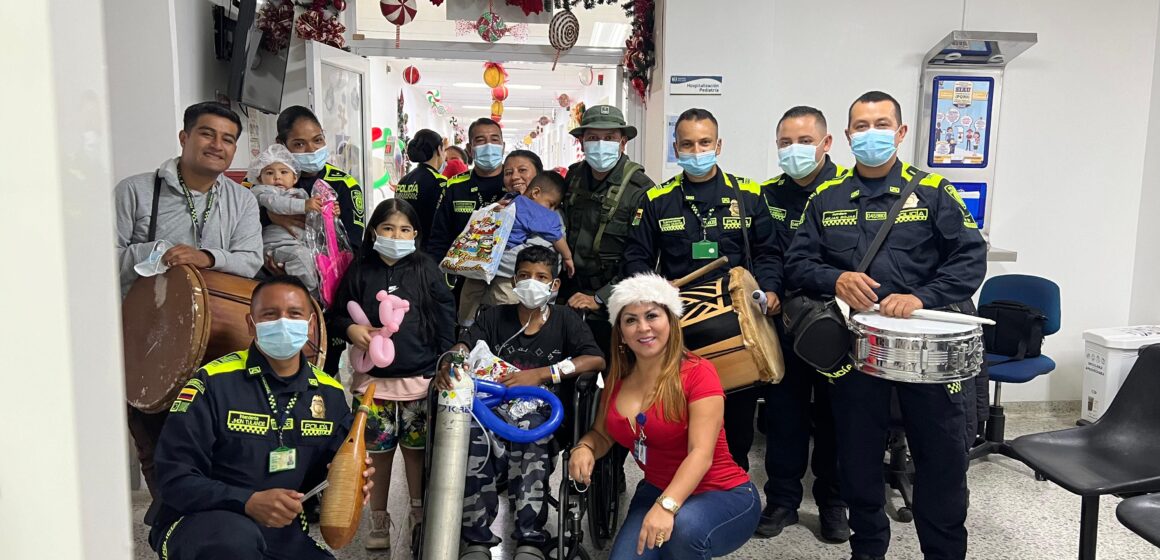Compartan regalos con niños y niñas que permanecen en el hospital