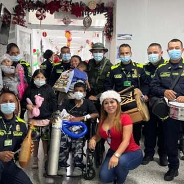 Compartan regalos con niños y niñas que permanecen en el hospital