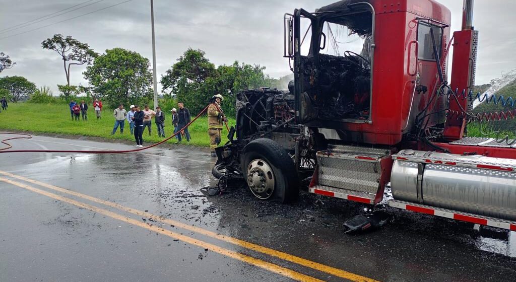 Choque entre camión y motociclista terminó en incendio vehicular