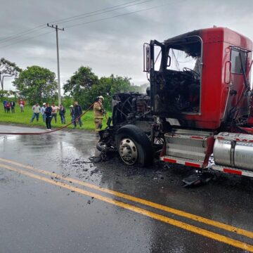 Choque entre camión y motociclista terminó en incendio vehicular