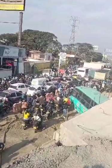 Gigantesco trancón en el puente de Juanchito