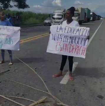 Estudiantes del corregimiento de El Ortigal, Miranda, protestan en la vía