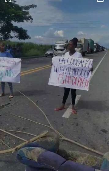 Estudiantes del corregimiento de El Ortigal, Miranda, protestan en la vía