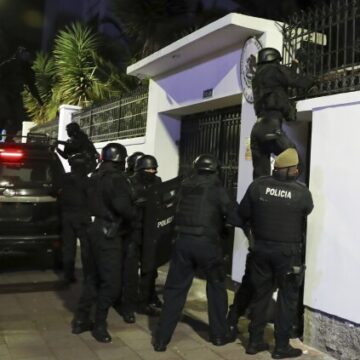 Ecuador: La Policía irrumpió en la embajada de México en Quito y detuvo al vicepresidente Jorge Glas