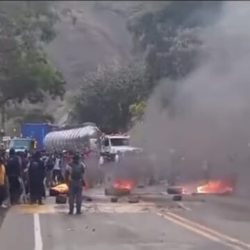 Comunidades procedentes del Alto Naya y del norte del Cauca bloquean la vía que comunica al Pacífico con el interior del país