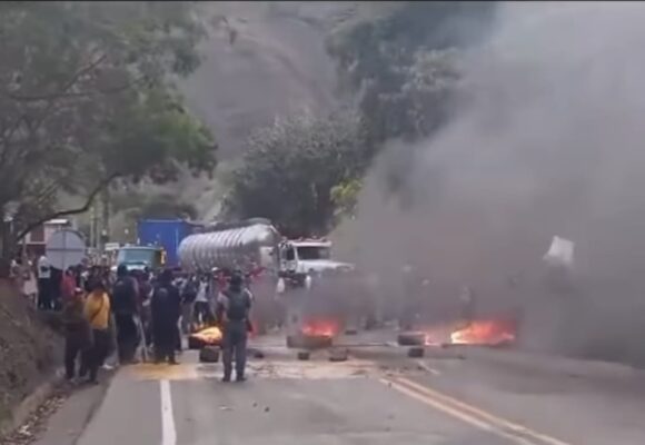 Comunidades procedentes del Alto Naya y del norte del Cauca bloquean la vía que comunica al Pacífico con el interior del país